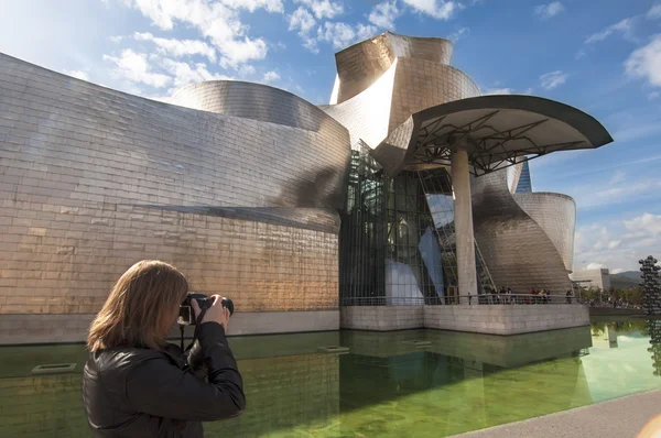 Žena vyfotit na Guggenheimovo muzeum bilbao — Stock fotografie