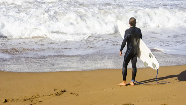 Zarautz içinde sörfçü — Stok fotoğraf