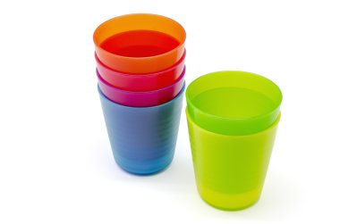 Renkli plastik bardaklar