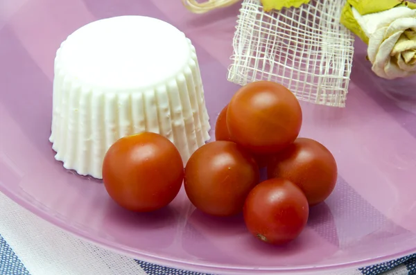 Čerstvý sýr s cherry rajčaty — Stock fotografie