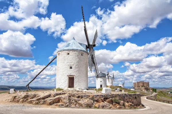 Větrné mlýny a hradu ve městě consuegra — Stock fotografie