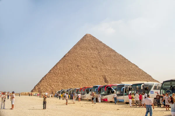 Turismo em Grande pirâmide no Egito, Gizé — Fotografia de Stock