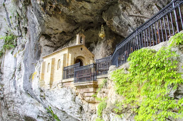 ถ้ําศักดิ์สิทธิ์ของ Covadonga — ภาพถ่ายสต็อก
