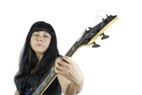 Žena hrající na basovou kytaru — Stock fotografie