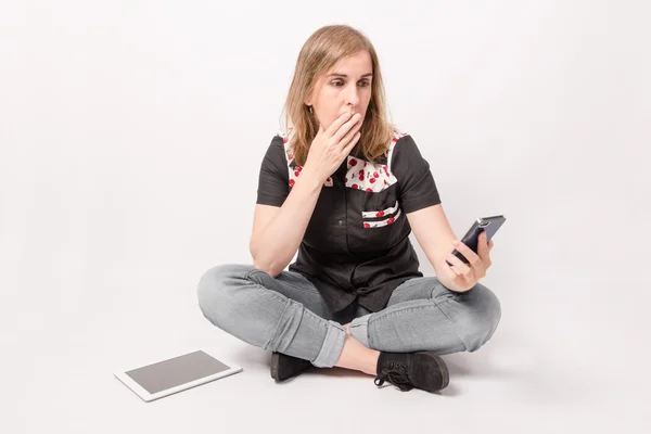 Woman using mobile phone and a tablet — Stock Photo, Image