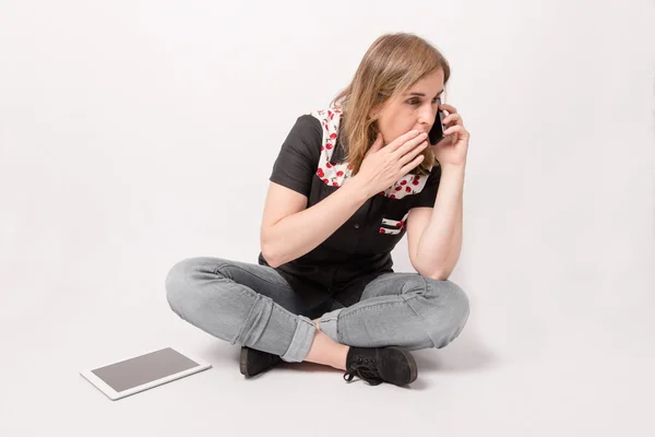 Woman using mobile phone and a tablet — Stock Photo, Image