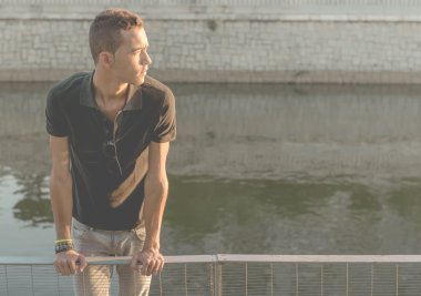 nehir kenarında genç adam