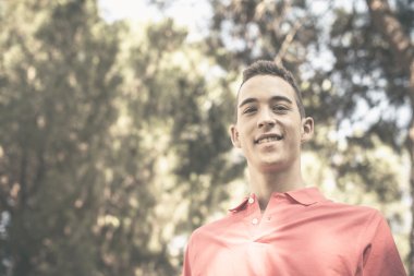 Parktaki genç adam.