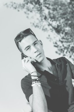 Cep telefonlu genç adam.