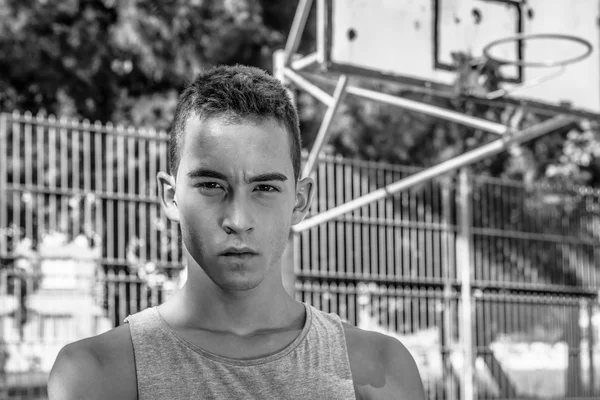 Giovane uomo che gioca a basket — Foto Stock