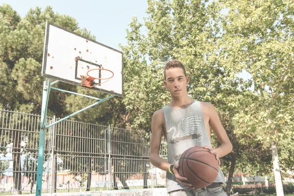 Jeune homme jouant au basket — Photo