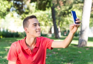 Cep telefonlu genç adam.