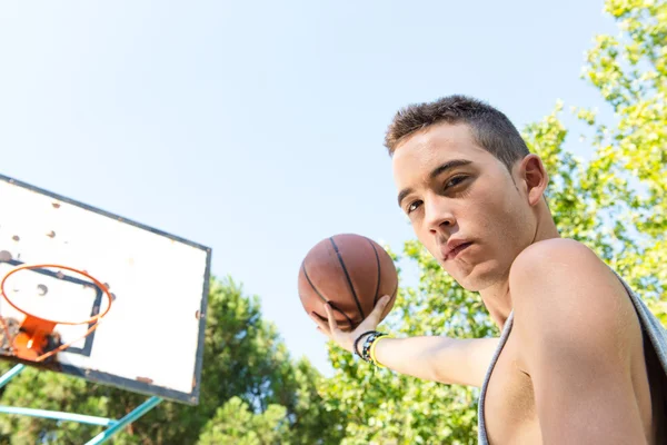 Anak muda bermain basket — Stok Foto