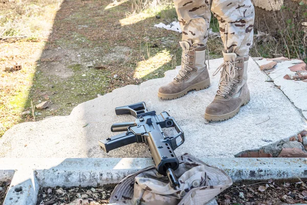 SMG i wojskowych boty — Zdjęcie stockowe