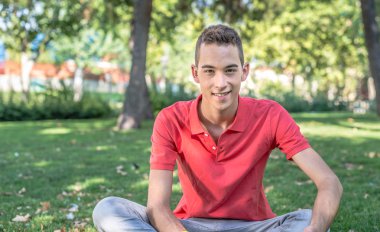 gülümseyen genç adam