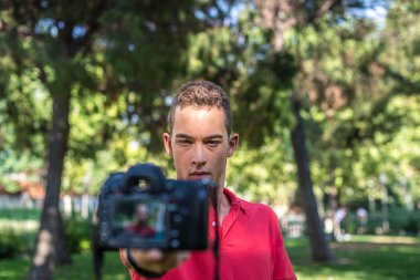 Fotoğraf makinesi olan genç bir adam.
