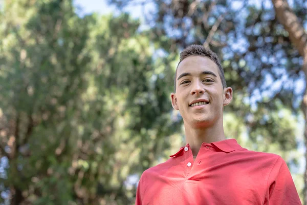 Joven sonriente —  Fotos de Stock