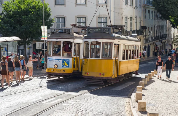 Κλασικό κίτρινο τραμ της Λισαβόνας, στην Πορτογαλία — Φωτογραφία Αρχείου