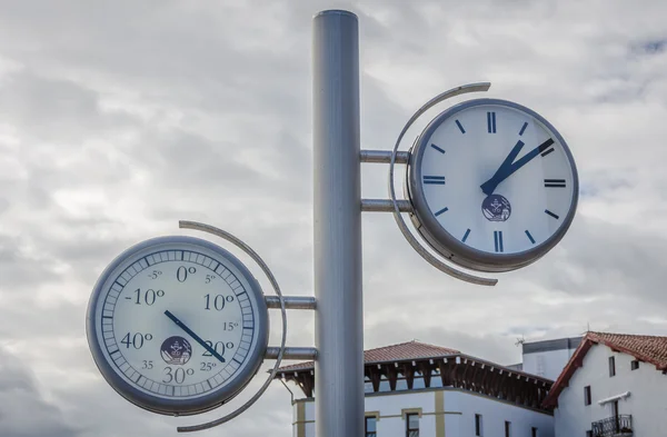 Clock and thermometer — Stock Photo, Image