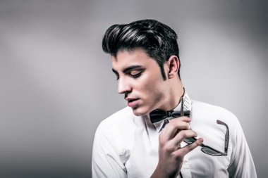 Zarif genç adam. 