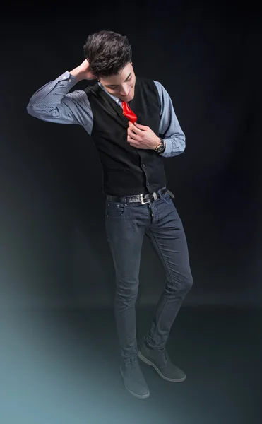 Joven de moda en jeans y corbata roja — Foto de Stock