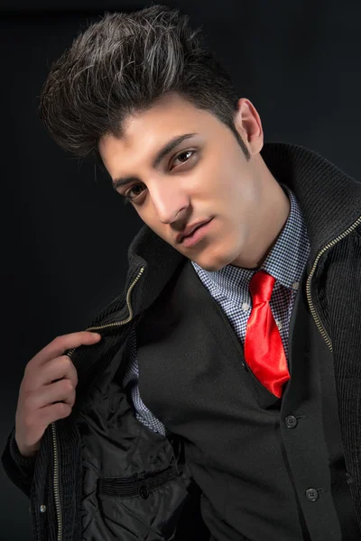 Kırmızı kravat moda genç erkekle — Stok fotoğraf