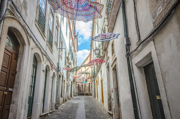 Deštníky zdobení v ulicích města coimbra — Stock fotografie