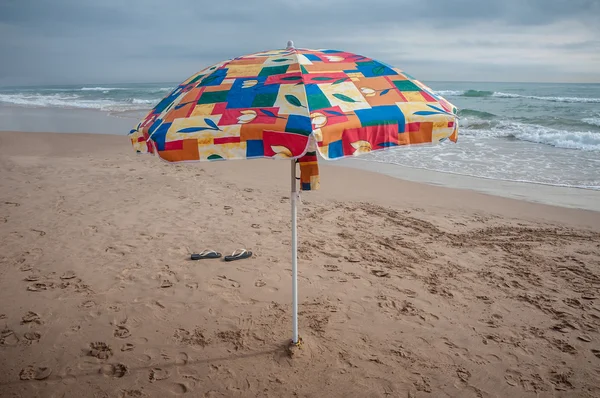 Paraply på stranden — Stockfoto