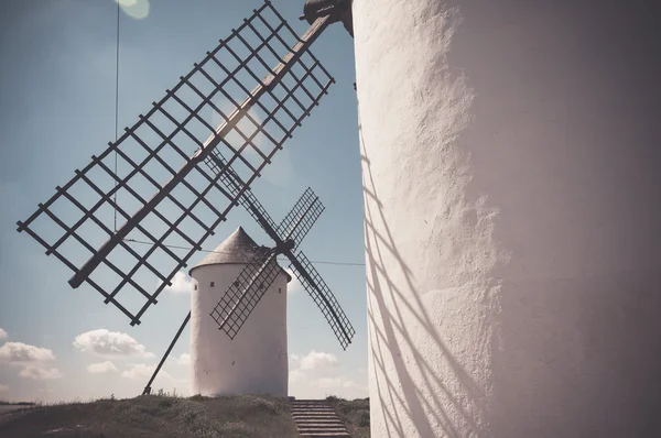 Typické španělské větrné mlýny — Stock fotografie