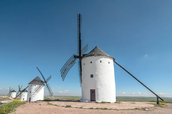 Typické španělské větrné mlýny — Stock fotografie