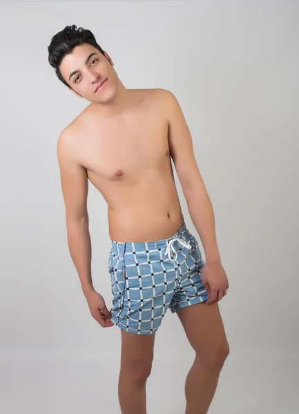 Młody człowiek w strój kąpielowy — Zdjęcie stockowe