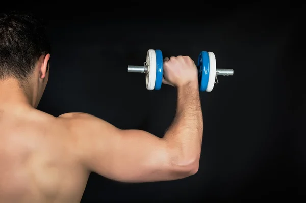 Homme musclé avec haltères — Photo