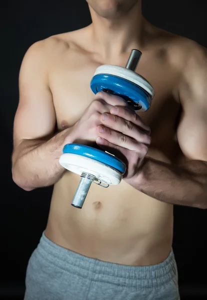 Homme musclé avec haltères — Photo