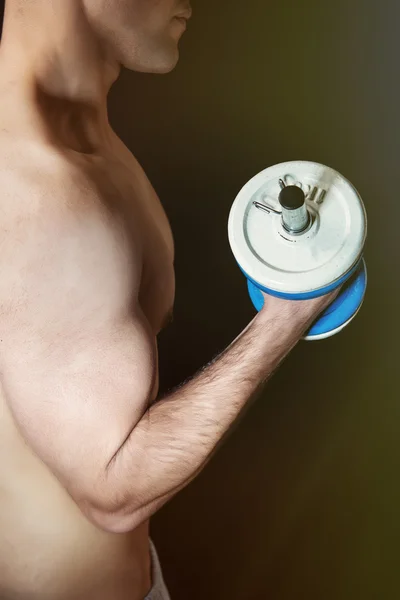 Hombre musculoso con mancuernas —  Fotos de Stock