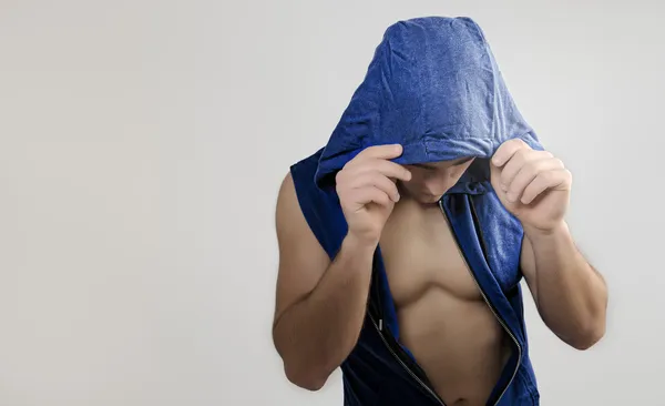 Jeune homme musclé avec capuche — Photo