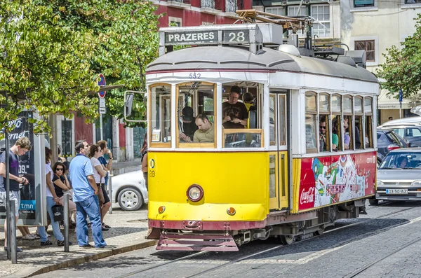 Κλασικό κίτρινο τραμ της Λισαβόνας, στην Πορτογαλία — Φωτογραφία Αρχείου