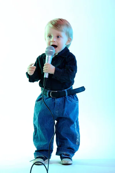 Niño pequeño con micrófono — Foto de Stock