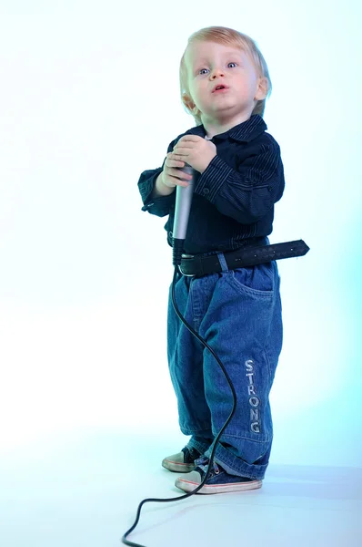 Маленький хлопчик з мікрофоном — стокове фото