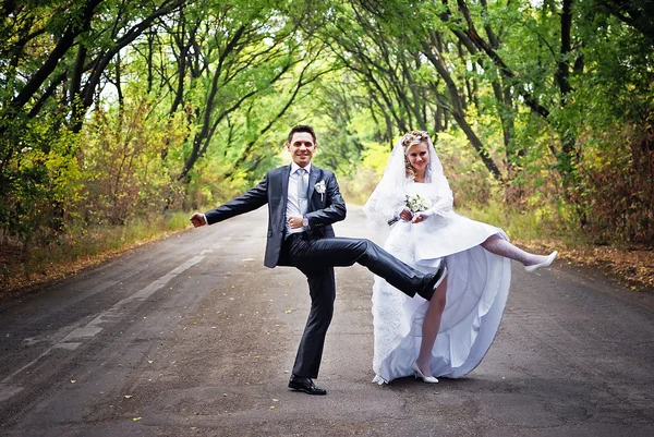 Yeni evli çift yolda dans