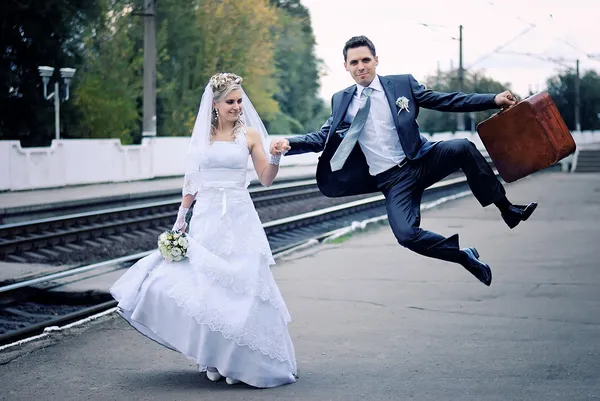 Casal recém-casado perto dos trilhos — Fotografia de Stock