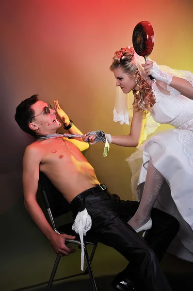 Newly-married couple in rubbish — Stock Photo, Image