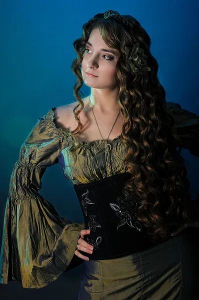 Ortaçağ elbiseli kız