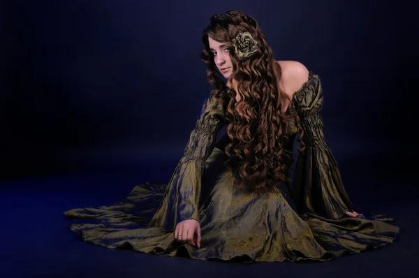 Ortaçağ elbiseli kız