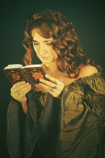 Ortaçağ elbiseli kız