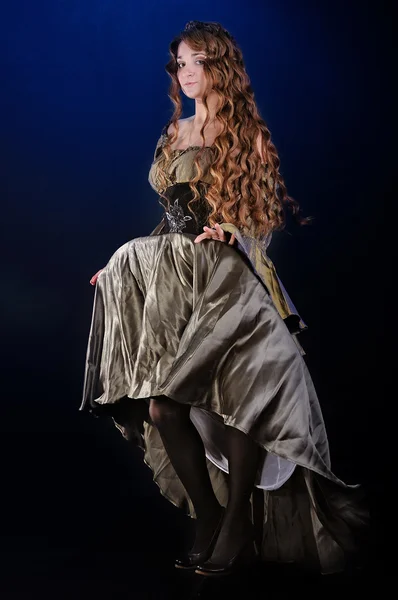 Ortaçağ elbiseli kız