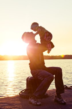 Baba oğluyla oynuyor.