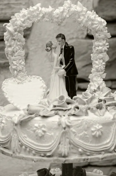 Figurines of the bride and groom on a wedding cake — Stock Photo, Image