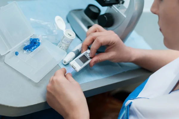 Doctor veterinario mujer trabajo en sala de cirugía con glucosímetro —  Fotos de Stock