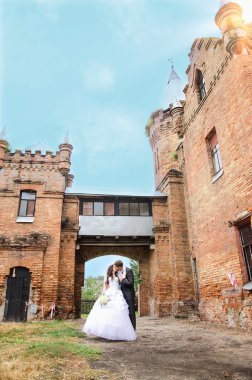 açık havada güzel yeni evli çift