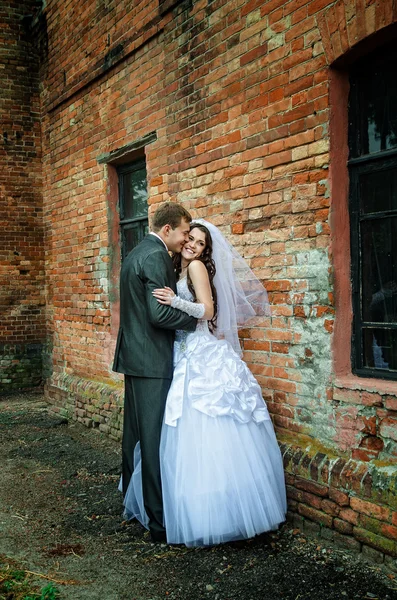Mooi nieuw getrouwde paar buitenshuis — Stockfoto